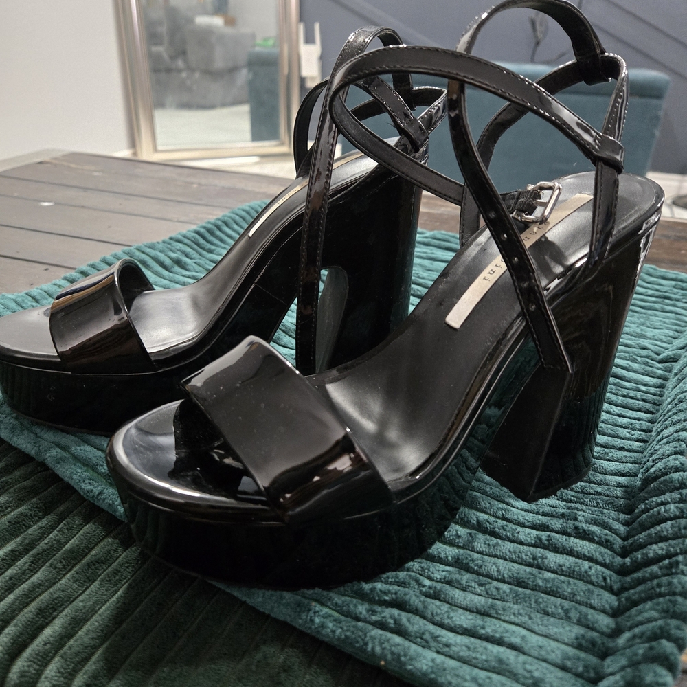 Gianni Bini Shiny Black Platform Sandals